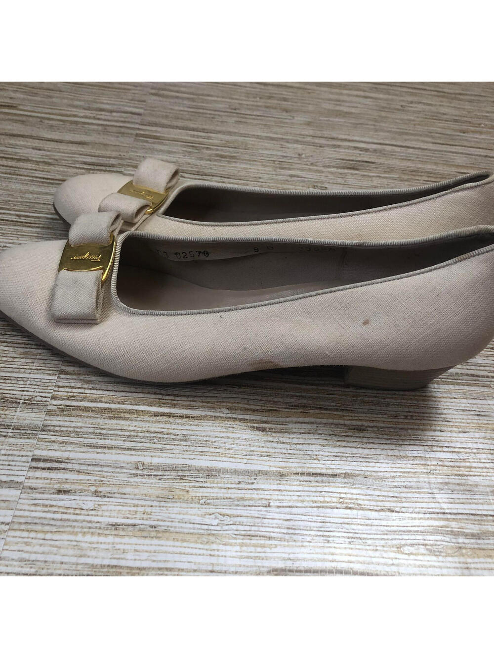 1354 Salvatore Ferragamo fabric bow logo heels slip on shoes NATURAL sz 9*Damage